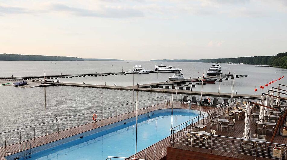 Участок на озере в гольф Пестово