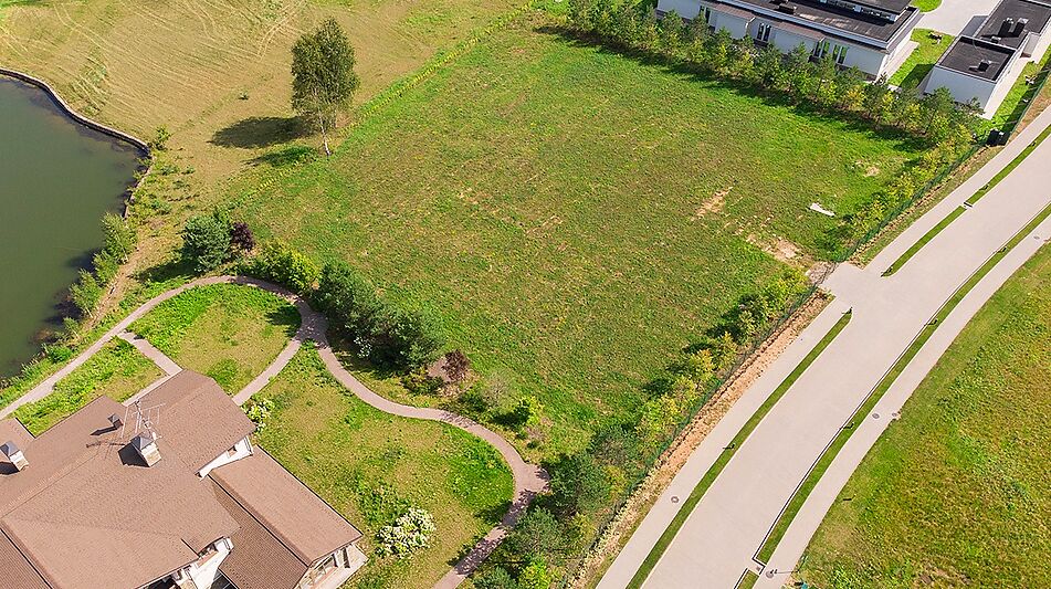 Участок на озере в гольф Пестово