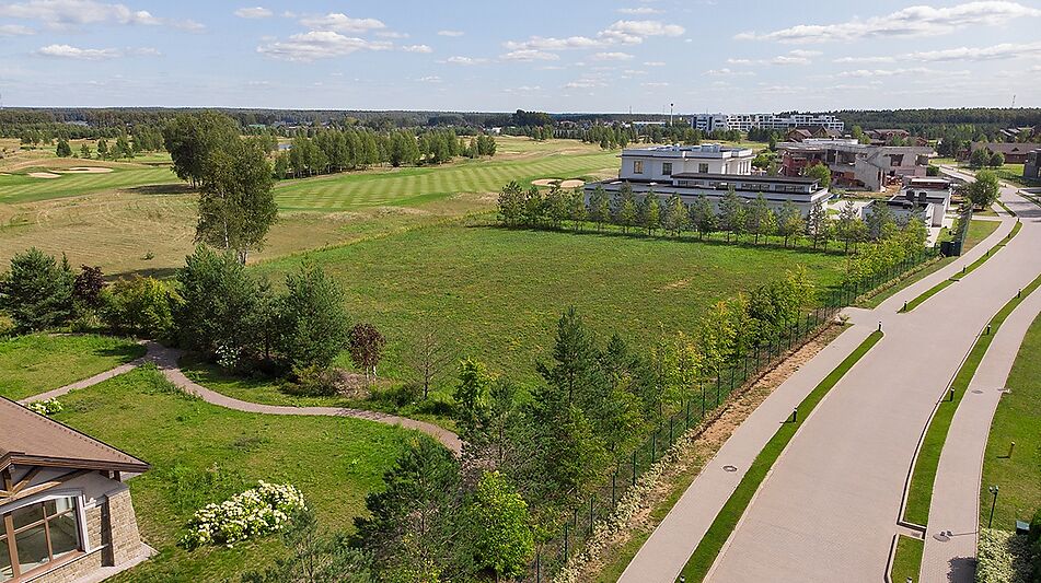 Участок на озере в гольф Пестово