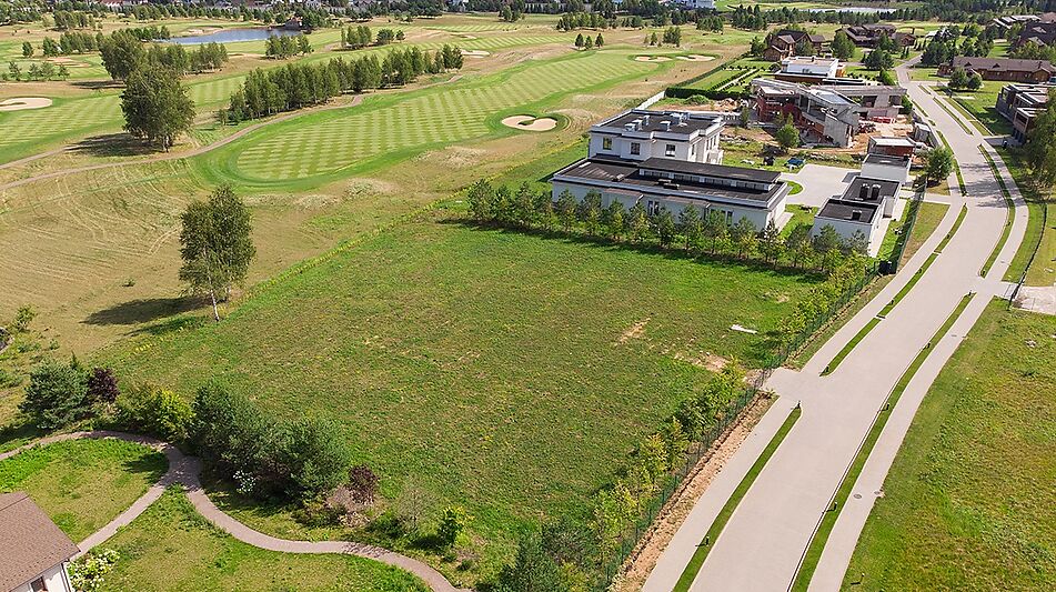 Участок на озере в гольф Пестово