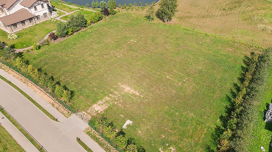 Участок на озере в гольф Пестово