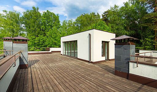 Великолепный дом в лесу в поселке Форест Стоун