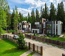 Великолепный дом в лесу в поселке Форест Стоун