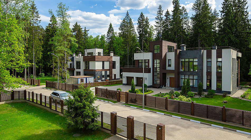 Великолепный дом в лесу в поселке Форест Стоун