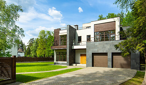 Великолепный дом в лесу в поселке Форест Стоун