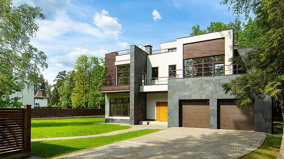 Великолепный дом в лесу в поселке Форест Стоун