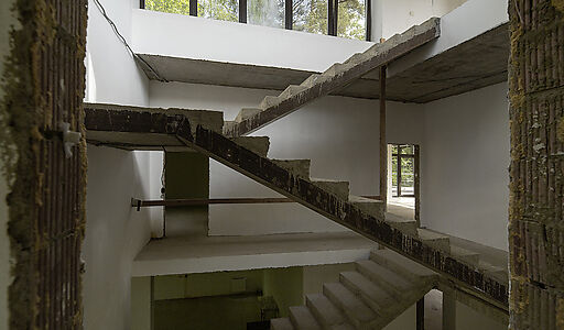 Великолепный дом в лесу в поселке Форест Стоун