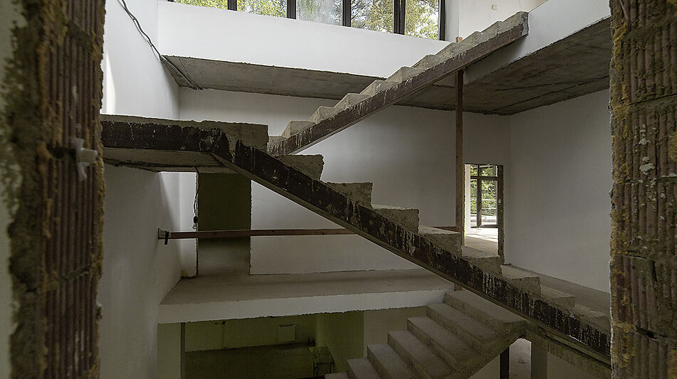 Великолепный дом в лесу в поселке Форест Стоун