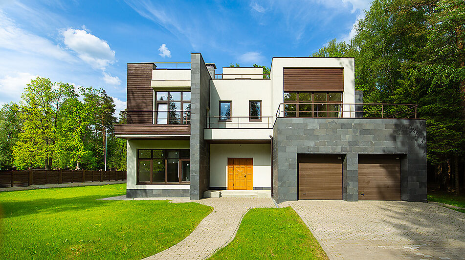 Великолепный дом в лесу в поселке Форест Стоун