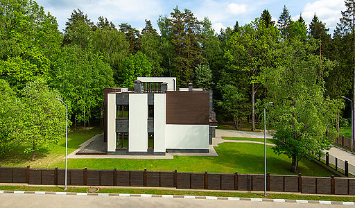 Великолепный дом в лесу в поселке Форест Стоун