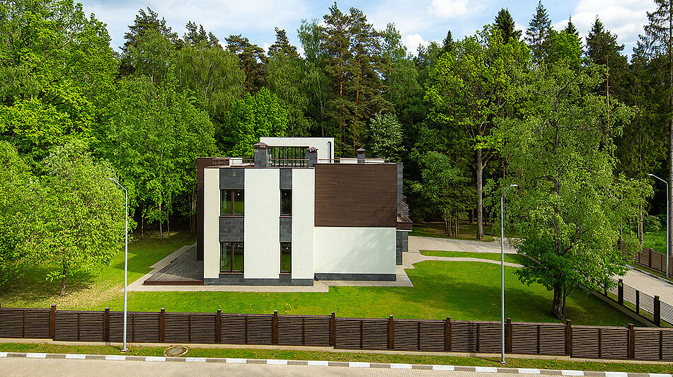 Великолепный дом в лесу в поселке Форест Стоун