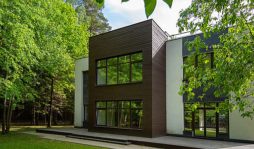 Великолепный дом в лесу в поселке Форест Стоун