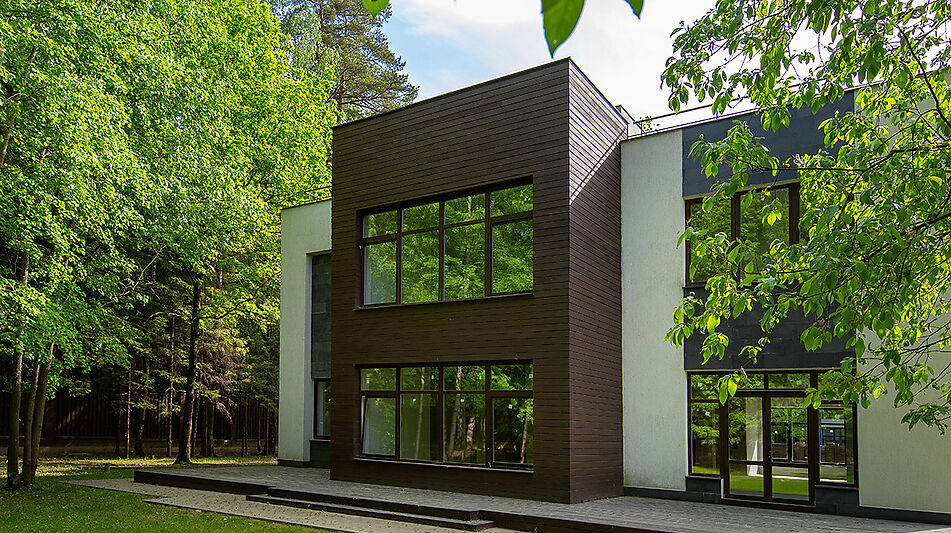 Великолепный дом в лесу в поселке Форест Стоун