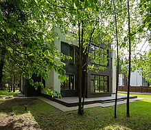 Великолепный дом в лесу в поселке Форест Стоун