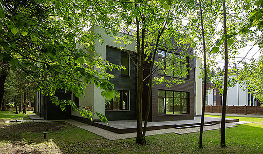 Великолепный дом в лесу в поселке Форест Стоун