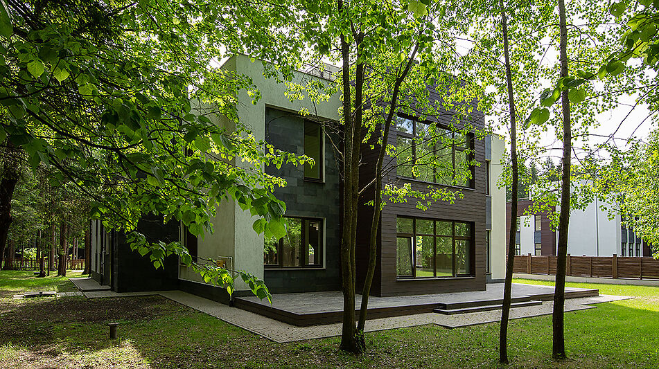 Великолепный дом в лесу в поселке Форест Стоун