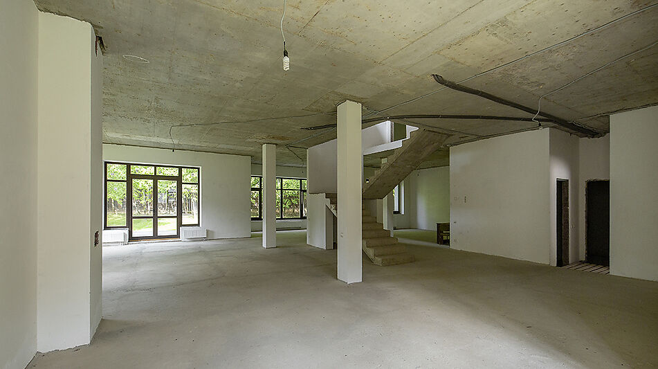 Великолепный дом в лесу в поселке Форест Стоун