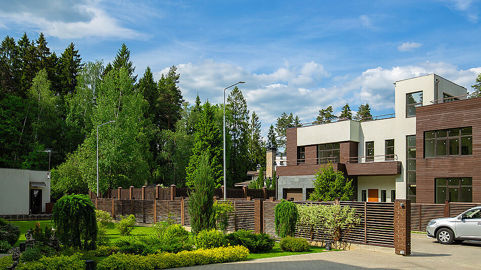 Великолепный дом в лесу в поселке Форест Стоун