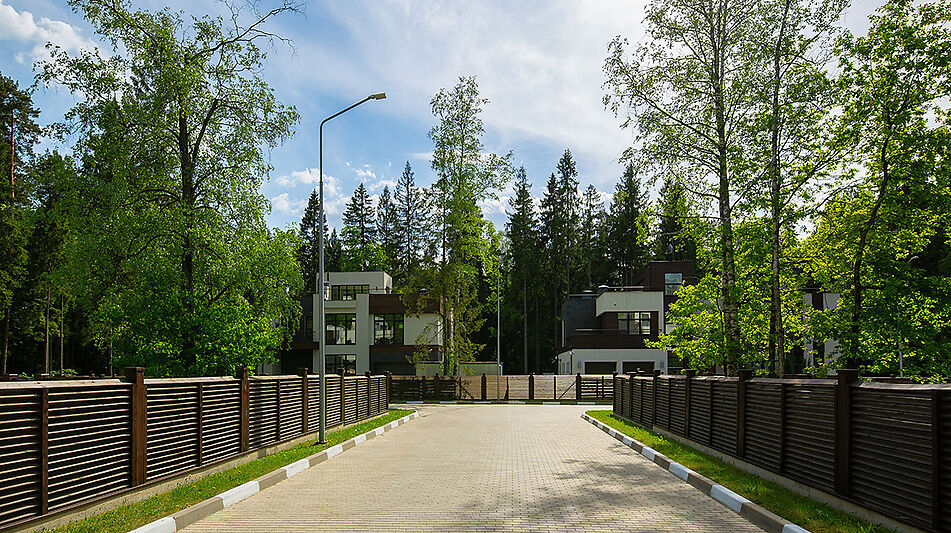 Великолепный дом в лесу в поселке Форест Стоун