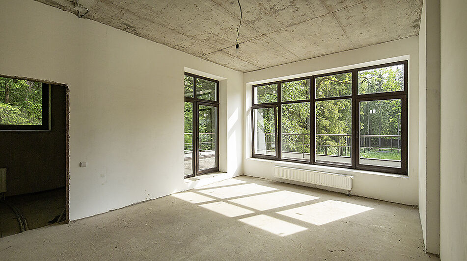 Великолепный дом в лесу в поселке Форест Стоун