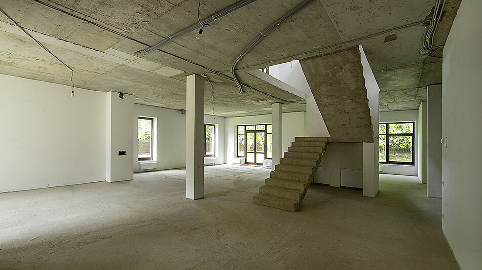 Великолепный дом в лесу в поселке Форест Стоун