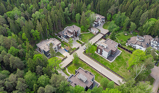 Великолепный дом в лесу в поселке Форест Стоун