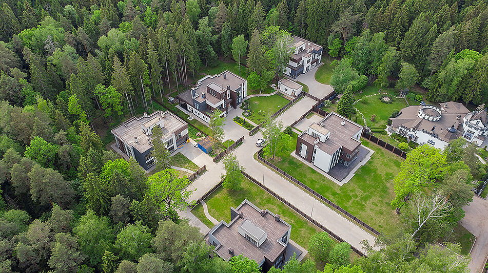 Великолепный дом в лесу в поселке Форест Стоун