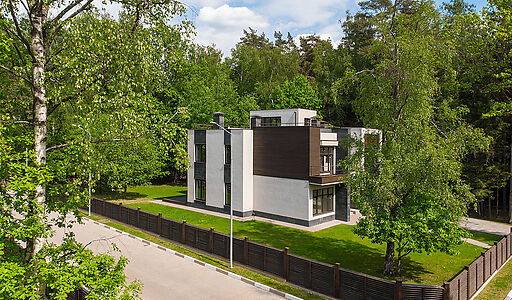 Великолепный дом в лесу в поселке Форест Стоун