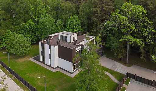 Великолепный дом в лесу в поселке Форест Стоун