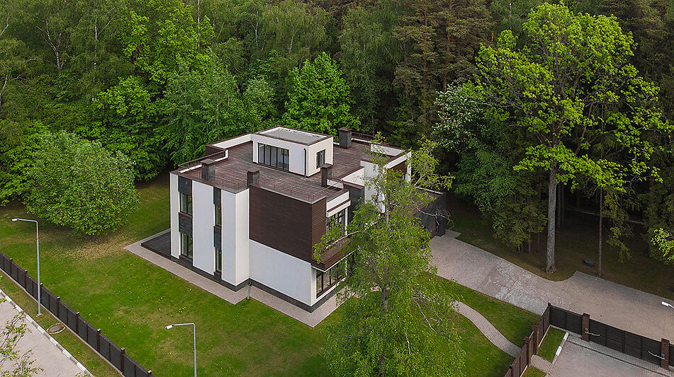 Великолепный дом в лесу в поселке Форест Стоун