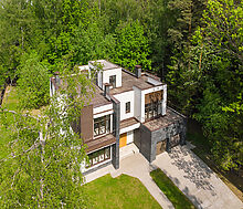 Великолепный дом в лесу в поселке Форест Стоун