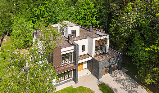 Великолепный дом в лесу в поселке Форест Стоун