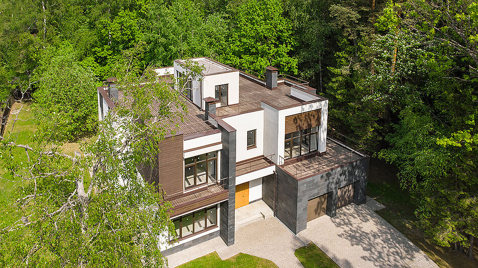 Великолепный дом в лесу в поселке Форест Стоун