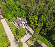 Великолепный дом в лесу в поселке Форест Стоун