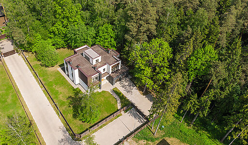 Великолепный дом в лесу в поселке Форест Стоун