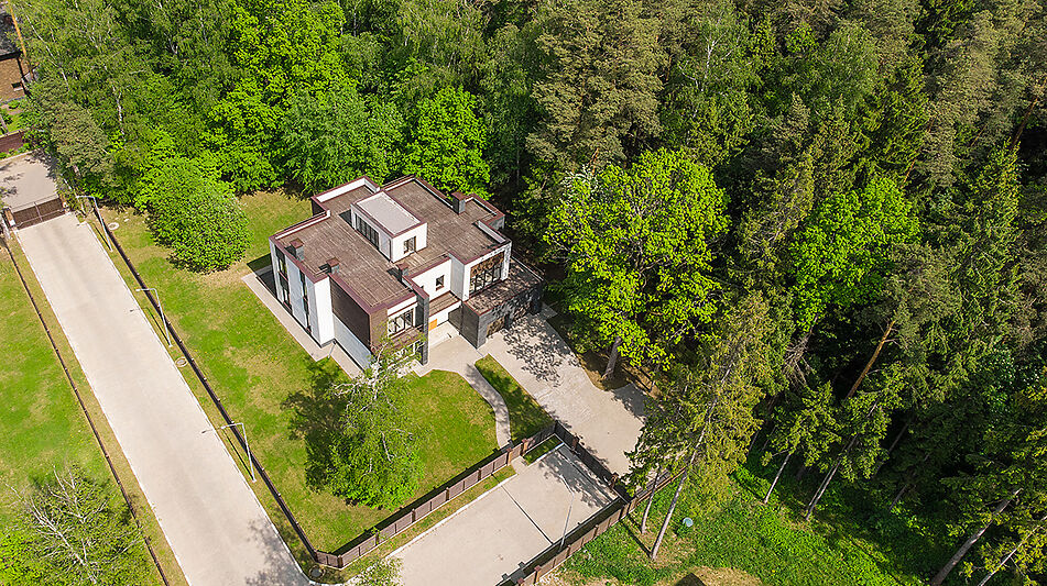 Великолепный дом в лесу в поселке Форест Стоун