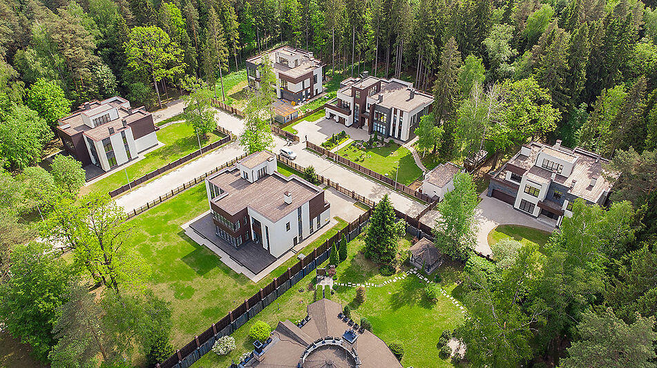 Великолепный дом в лесу в поселке Форест Стоун