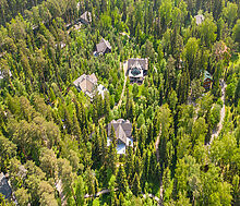 Дом в аренду у воды в лесу