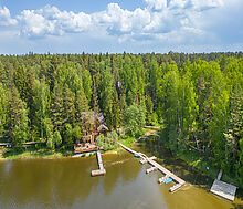 Дом в аренду у воды в лесу