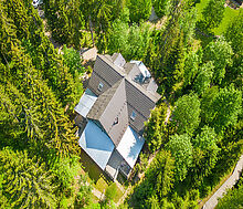 Дом в аренду у воды в лесу