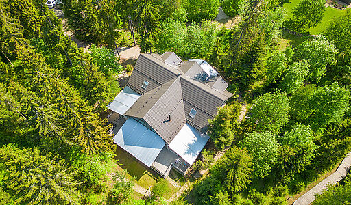 Дом в аренду у воды в лесу