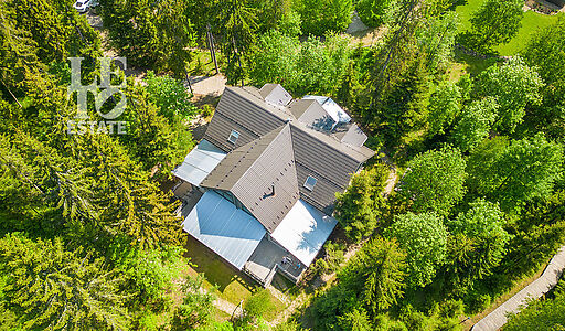 Дом в аренду у воды в лесу