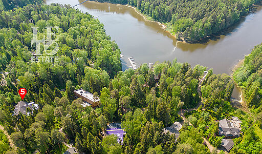 Дом в аренду у воды в лесу