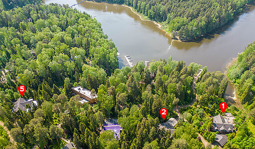 Дом в аренду у воды в лесу