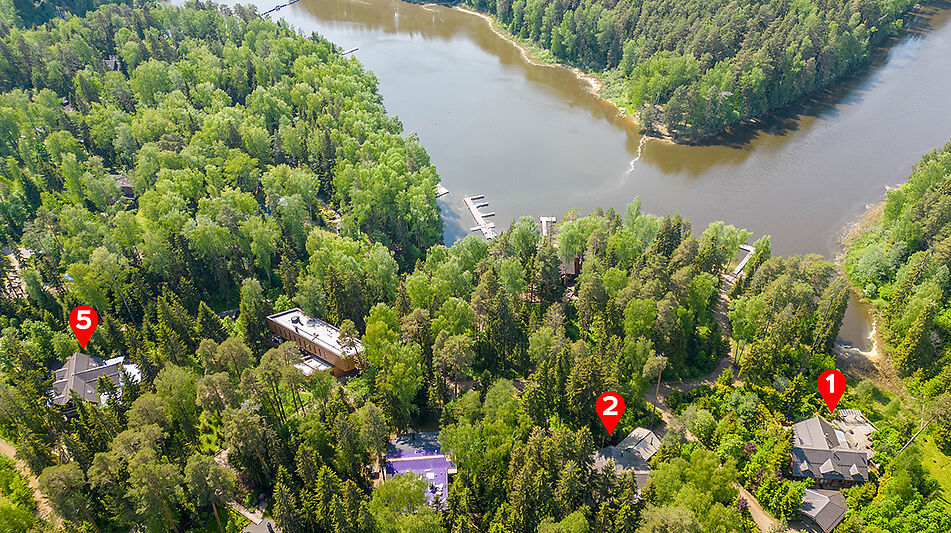 Дом в аренду у воды в лесу