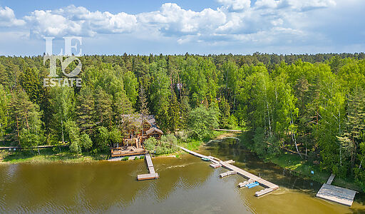 Дом в аренду у воды в лесу