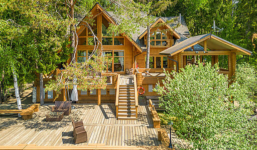 Дом в аренду у воды в лесу