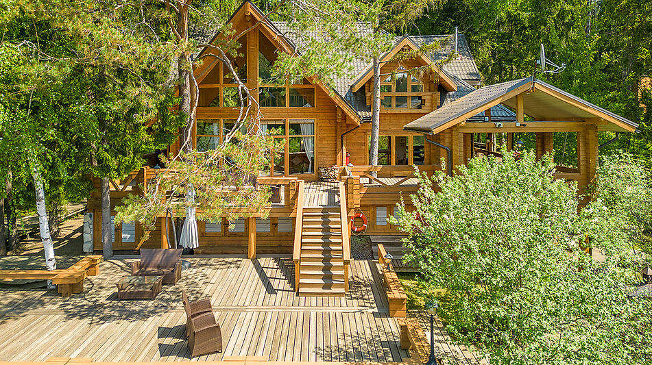 Дом в аренду у воды в лесу