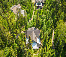 Дом в аренду у воды в лесу
