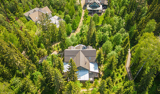 Дом в аренду у воды в лесу